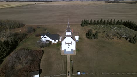 Imágenes-Aéreas-Que-Vuelan-Hacia-Atrás-Que-Revelan-La-Bonita-Iglesia-De-San-Bonifacio-En-Una-Ubicación-Remota