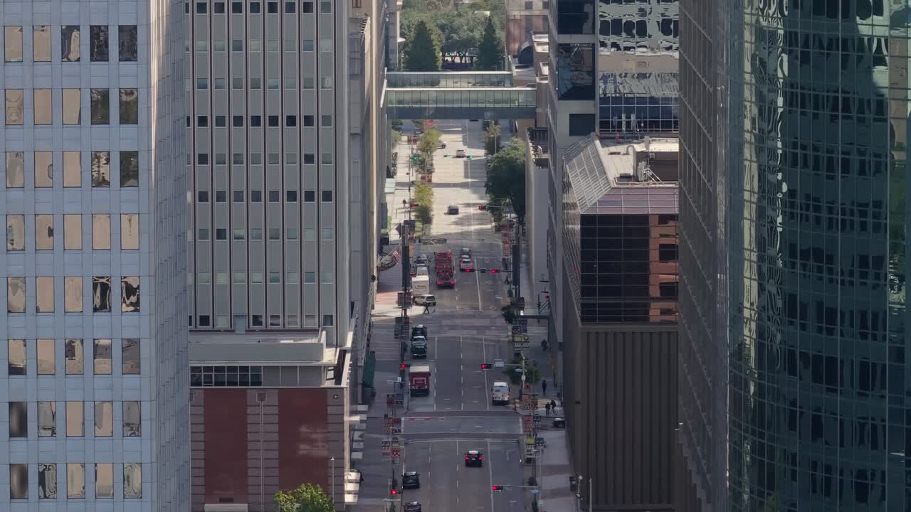 tomada constante de la calle mckinney en el centro de houston