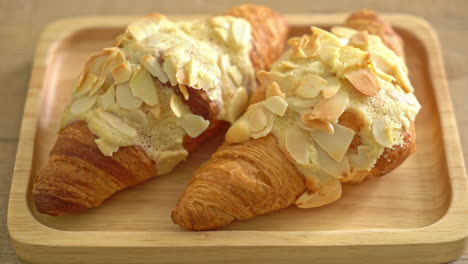 croissant con crema y almendras