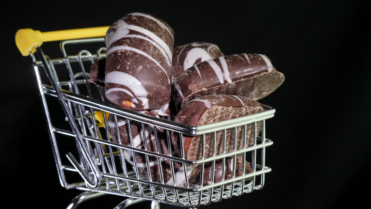 dulces en un carrito de compras en un video de 4k de fondo negro