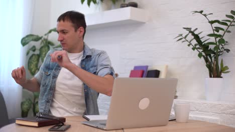 trabajador cansado sobrecargado de trabajo en la computadora. hombre de negocios frustrado trabajando solo. trabajo de oficina horas extras. trabajo adicto al trabajo en internet plazo. hombre de negocios cansado. abrumado agotado hombre estresado