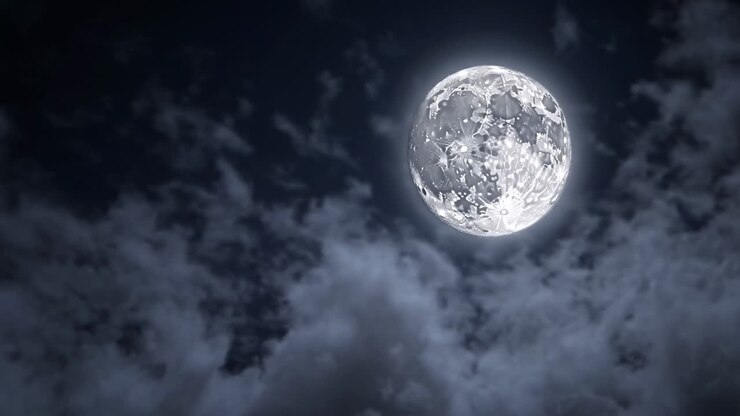 Um vídeo cinematográfico de uma lua cheia brilhante cercada por nuvens, capturada de um ângulo baixo