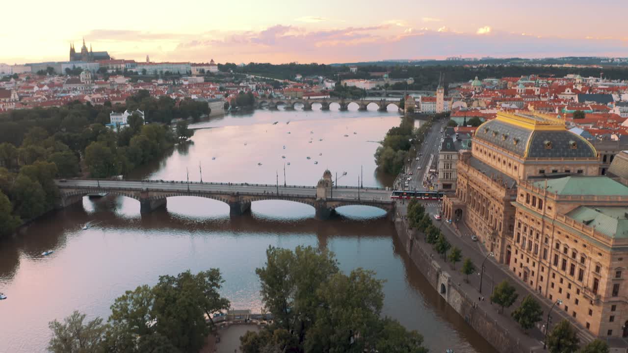 Drone-ilmakuva Prahan auringonlaskusta Vltava-joen ja Prahan linnan yllä, Pyhän Vituksen katedraali taustalla