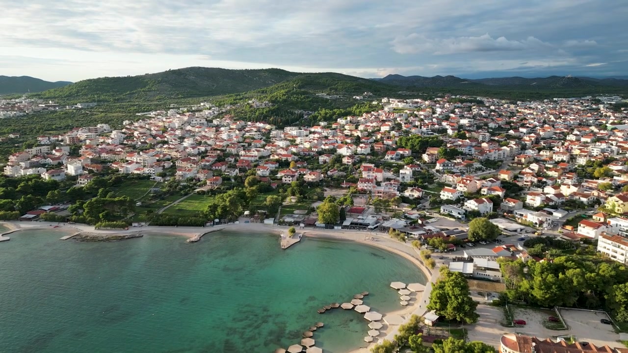 Filmagem panorâmica ascendente de drone da costa da Croácia, destacando vilarejos charmosos e águas cristalinas.