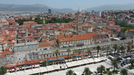 Toma-Aérea-De-Un-Dron-De-La-Catedral-De-San-Domnio-Y-El-Vestíbulo-Del-Palacio-De-Diocleciano,-Split,-Croacia-Durante-El-Día