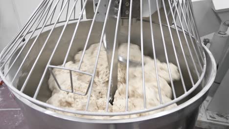 máquina de amasar masa de pan. masa cruda en un mezclador de masa de panadería industrial, concepto de alimentos. imágenes de alta calidad en 4k