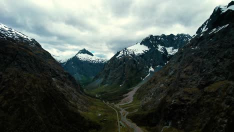 Nueva-Zelanda-Milford-Sound-Vista-Aérea-De-Drones-Del-Valle-De-La-Montaña-En-Forma-De-V-2