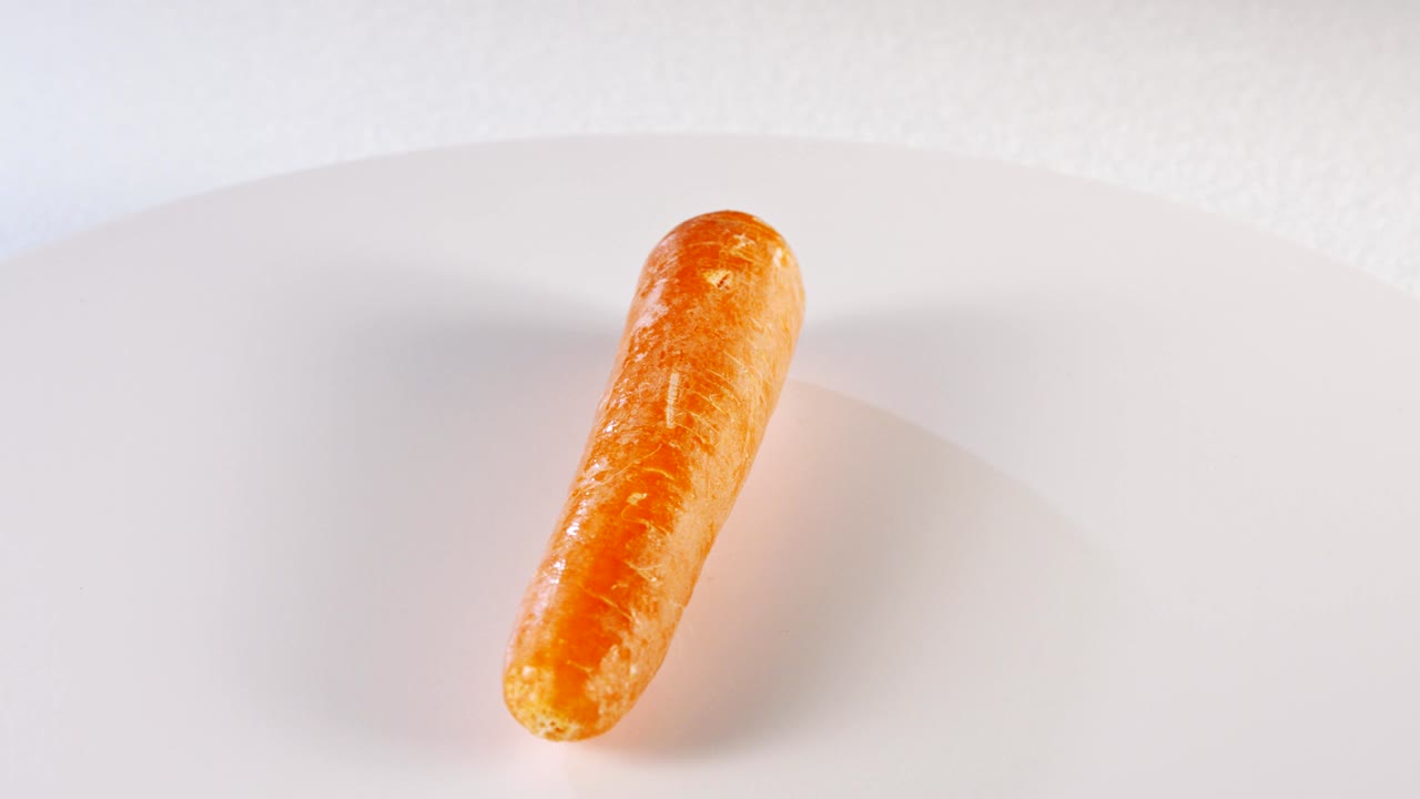 바탕에 회전하는 당근