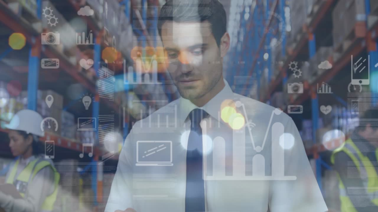 animación del procesamiento de datos sobre un trabajador de almacén que utiliza una tableta en el centro de envío