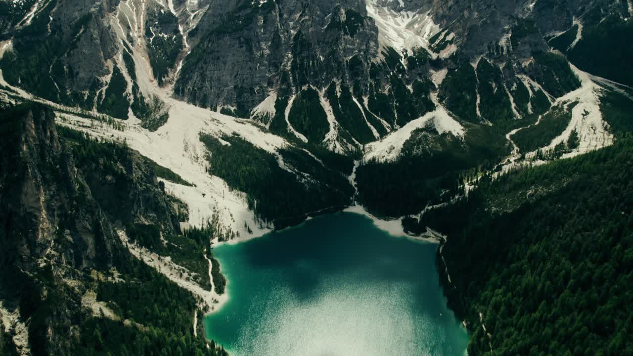 Lago alpino e paesaggio montuoso