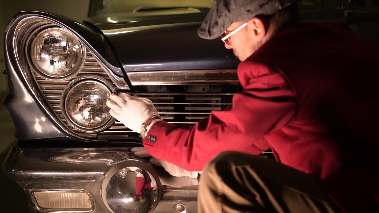 카우카시안 고전 자동차 전문가가 차량 평가 과정에 있습니다.