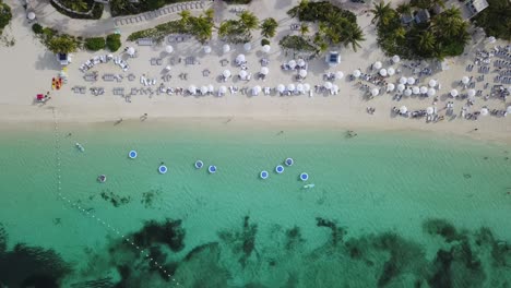 Toma-Aérea-Del-Resort-Todo-Incluido-Bahamas-Brisas-Frente-A-La-Playa