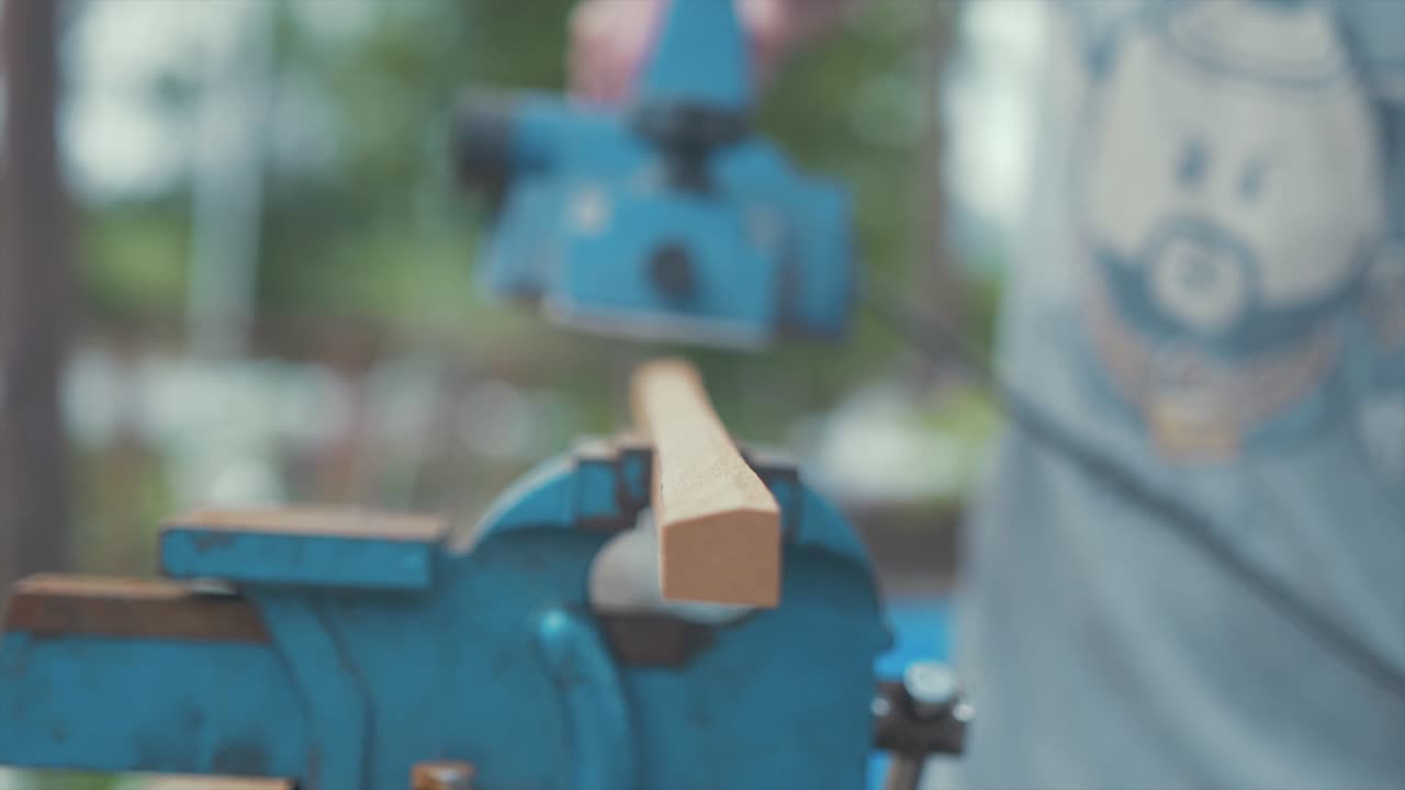 전기 대패 대패 얇은 나무 티크 트림 슬로우 모션 사용