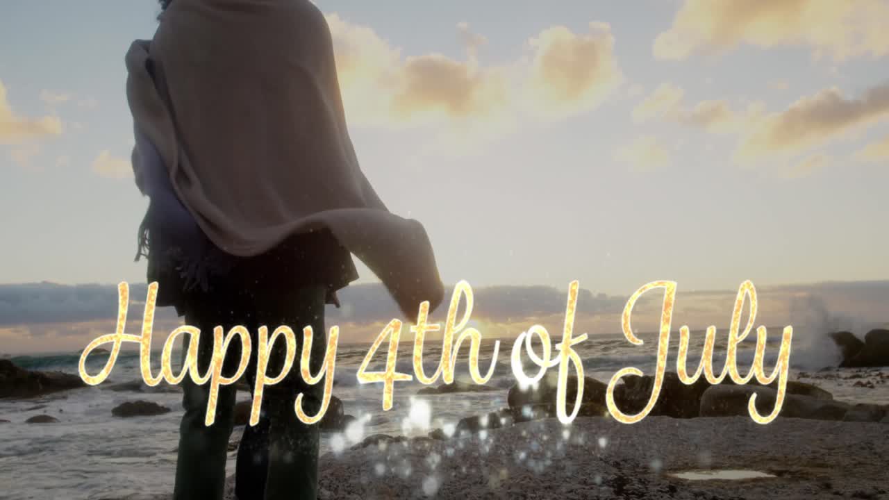 해변 4k에서 행복한 7월 4일 인사와 커플