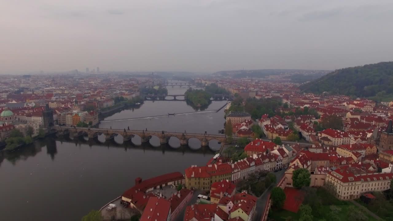 Fiume Moldava e lungofiume di Praga vista aerea