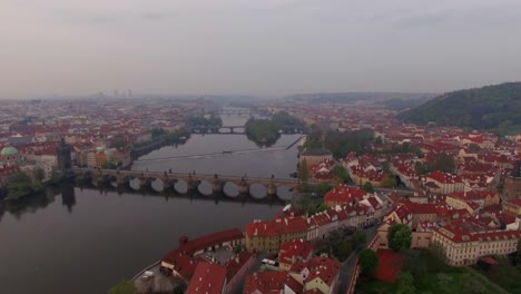 Vista-Aérea-Del-Río-Vltava-Y-La-Ribera-De-Praga