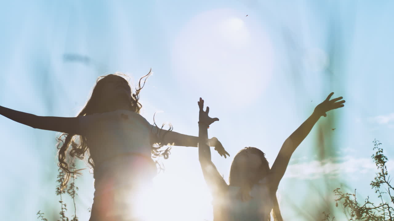 해가 지면 야외에서 놀고 있는 아이들