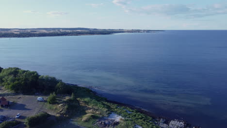 Drohnenansicht-über-Einer-Küste-Bei-Bornholm-In-Dänemark-An-Einem-Sommertag