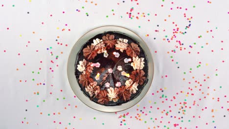 trayendo el pastel de cumpleaños con velas encendidas y soplándolas 422 hq