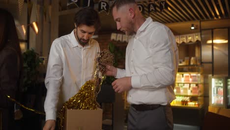 amigos celebrando un cumpleaños