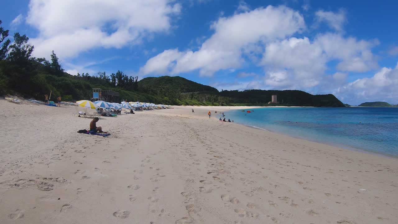 열대 해변은 구름 아래에서 햇빛으로 변합니다.
