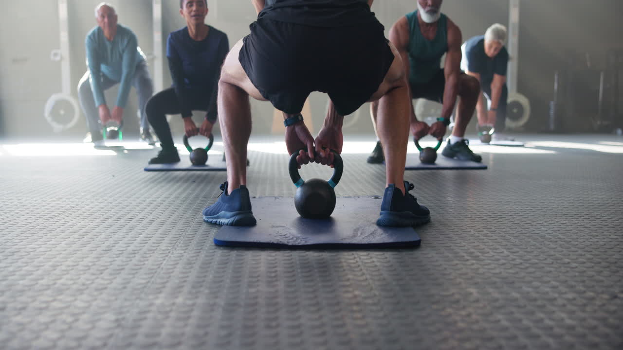 노인 들 을 위한 그룹 케틀벨 운동