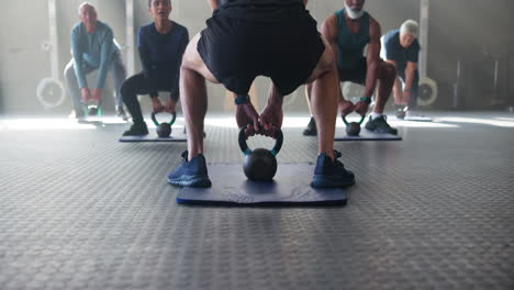 entrenamiento en grupo con kettlebell para personas mayores
