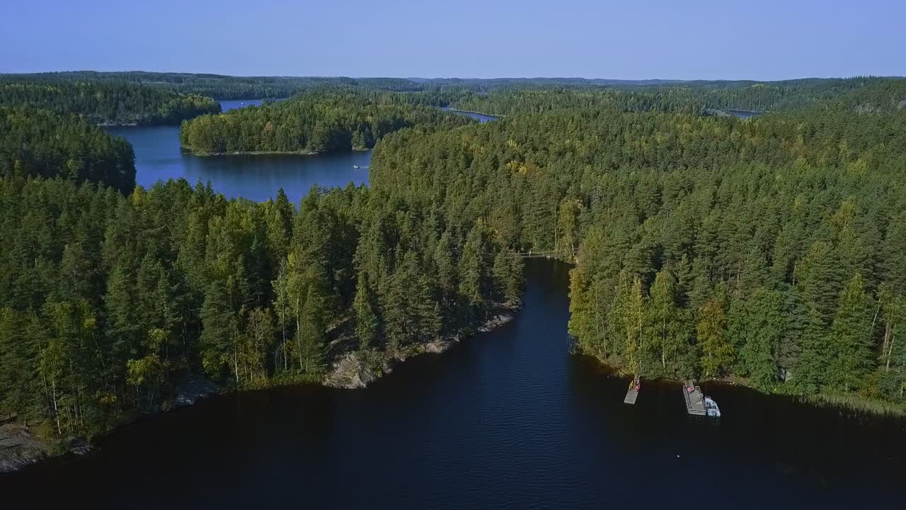 호수 위의 로프에 떠 있는 다리 또는 숲의 개울, 여름, 섬, 호수, 숲이 있는 공중 서사시 와이드 샷