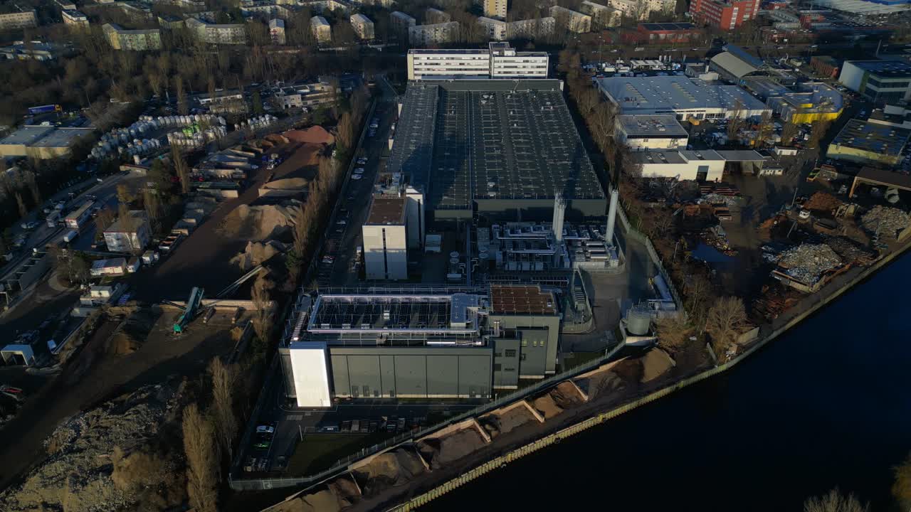 Moderno centro de datos que favorece la transformación digital junto a un río en un paisaje urbano de Berlín. Fabulosa vista aérea con cámara de dron apuntando hacia abajo
