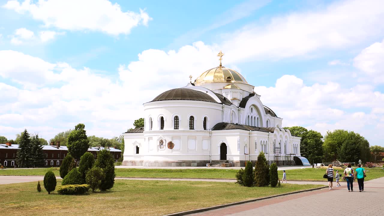 brest, bielorrusia. la gente caminando cerca de la catedral de la guarnición, la iglesia de san nicolás en el complejo conmemorativo, la fortaleza del héroe de brest en un soleado día de verano.
