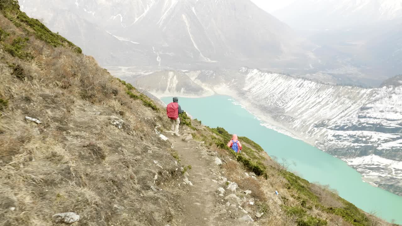 una pareja de mochileros hace aclimatación cerca del lago birendra en nepal. área de manaslu.
