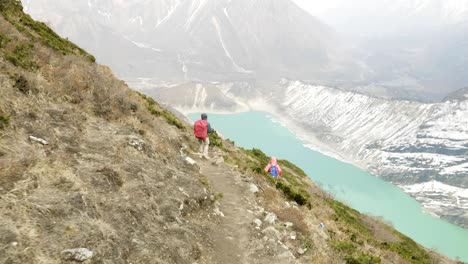 una pareja de mochileros hace aclimatación cerca del lago birendra en nepal. área de manaslu.