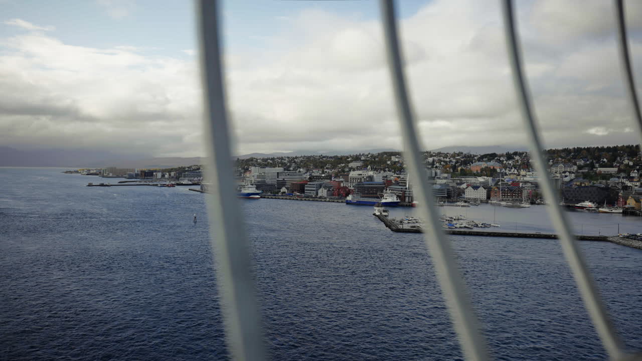 una vista del paisaje urbano en la pasarela del puente de carretera en tromso, noruega