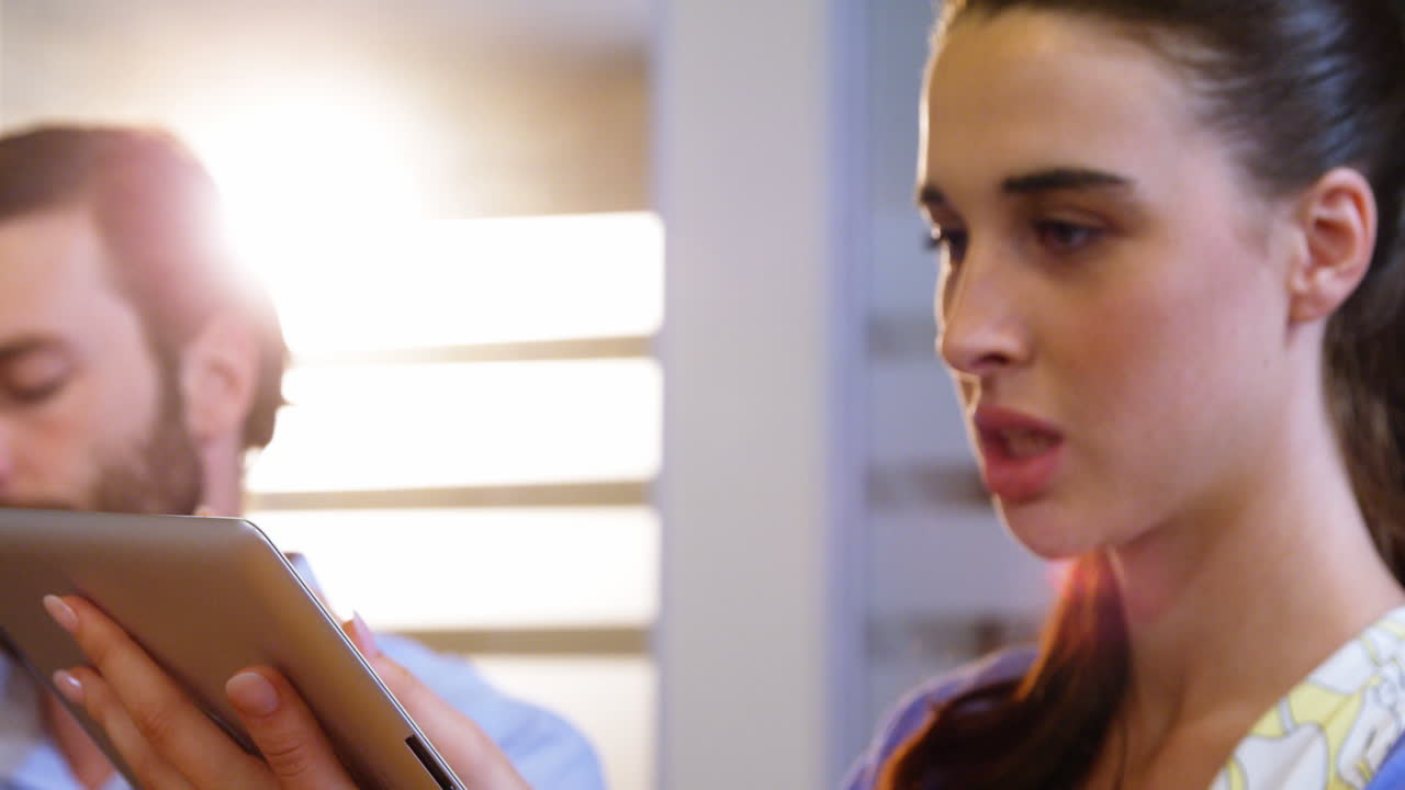 mujer ejecutiva de negocios usando una tableta digital