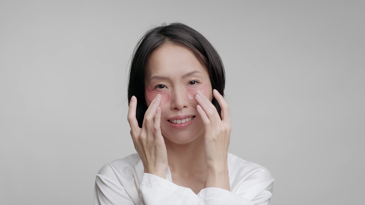 눈 패치를 착용 하는 여자