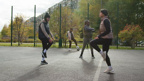 Women-warming-up-outdoors