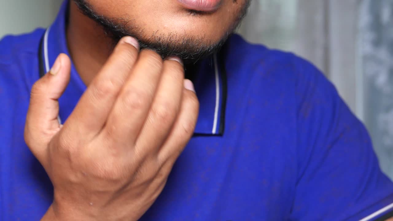 hombre rascándose el cuello