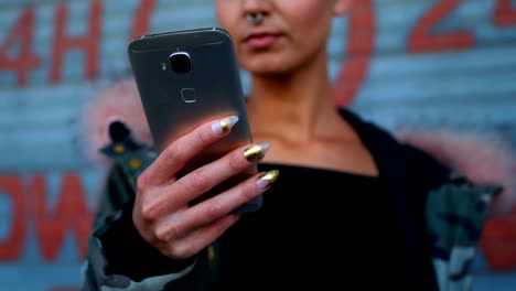 mujer usando teléfono móvil fuera de la tienda 4k
