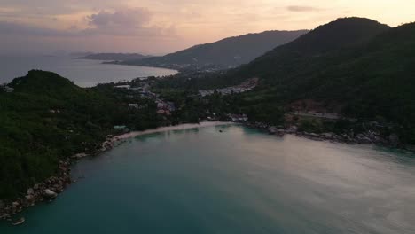 Puesta-De-Sol-Aérea-En-Koh-Samui,-Tailandia.-Dron-Sobrevuela-La-Playa-Silver,-Cerca-Del-Pueblo-De-Lamai