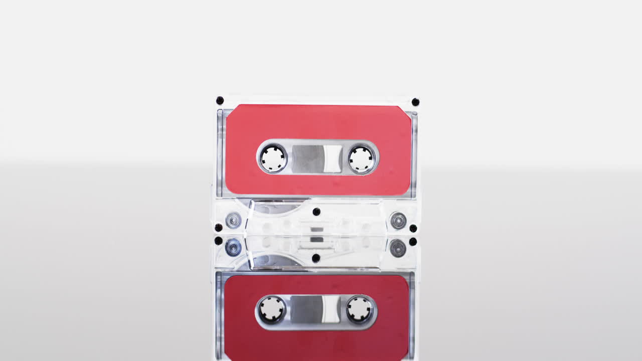 de cinta de cassette retro con etiqueta roja y reflejo con espacio de copia en fondo blanco