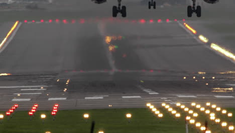 aterrizaje del avión en el aeropuerto - cámara lenta