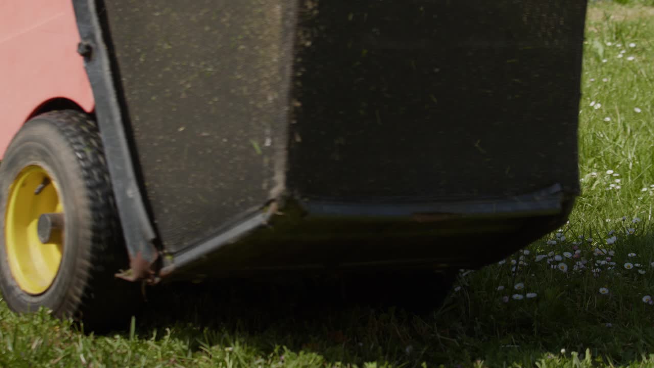 빛이 비는 낮에 잔디를 는 잔디 기 기계