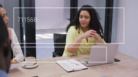 animación del procesamiento de datos sobre diversas personas de negocios en la oficina