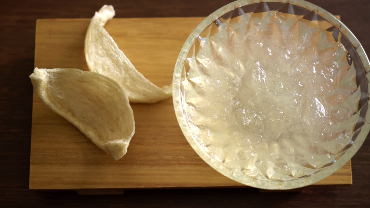 sopa de nido de pájaro comestible en tazón de vidrio - estilo de comida saludable