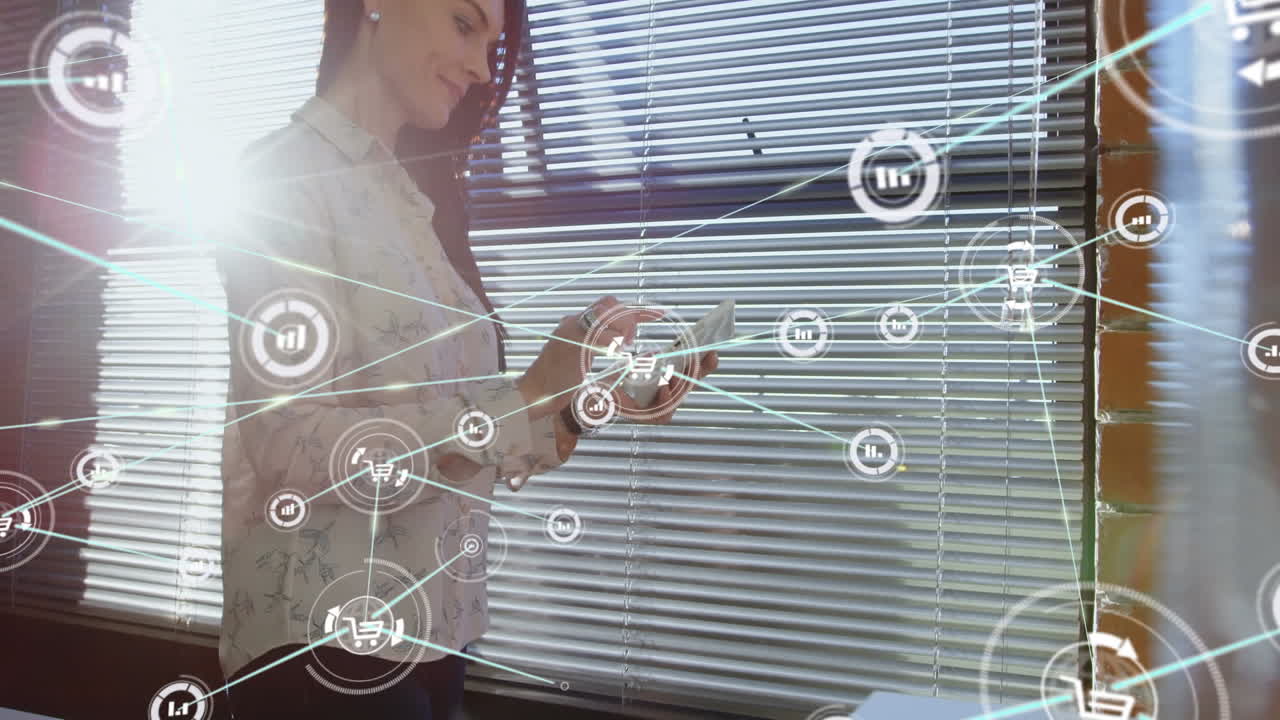 red de iconos digitales contra una mujer de negocios caucásica que usa un teléfono inteligente en la oficina