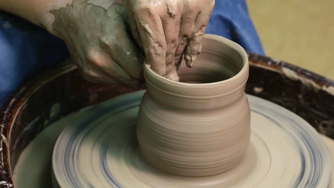 도자기 바에 손을 는 여자. 장인 예술가 도자기 모양