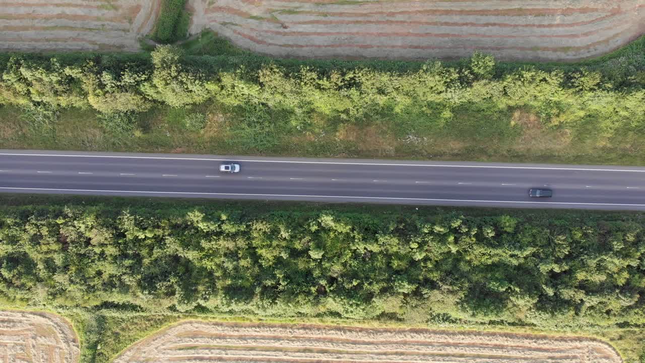화창한 영국 시골길의 조감도