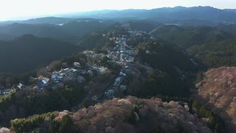 Revelación-Aérea-Inclinada-En-4k-De-Yoshino,-El-Pueblo-De-Montaña-Y-Sakura