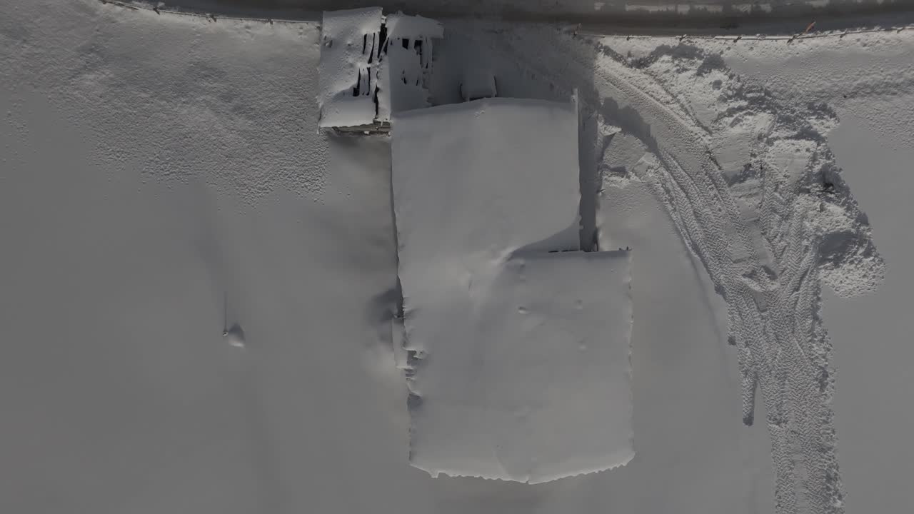 놀라운 livigno 알프스 드론 비디오: 눈 꼭대기, 도시 및 산 마을, 고품질의 겨울 및 관광 광고에 이상적입니다.