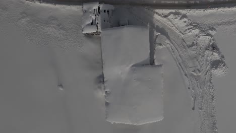 impresionante video de drones de los alpes de livigno: picos de nieve, ciudad y pueblo de montaña, ideal para anuncios de invierno y turismo de alta calidad